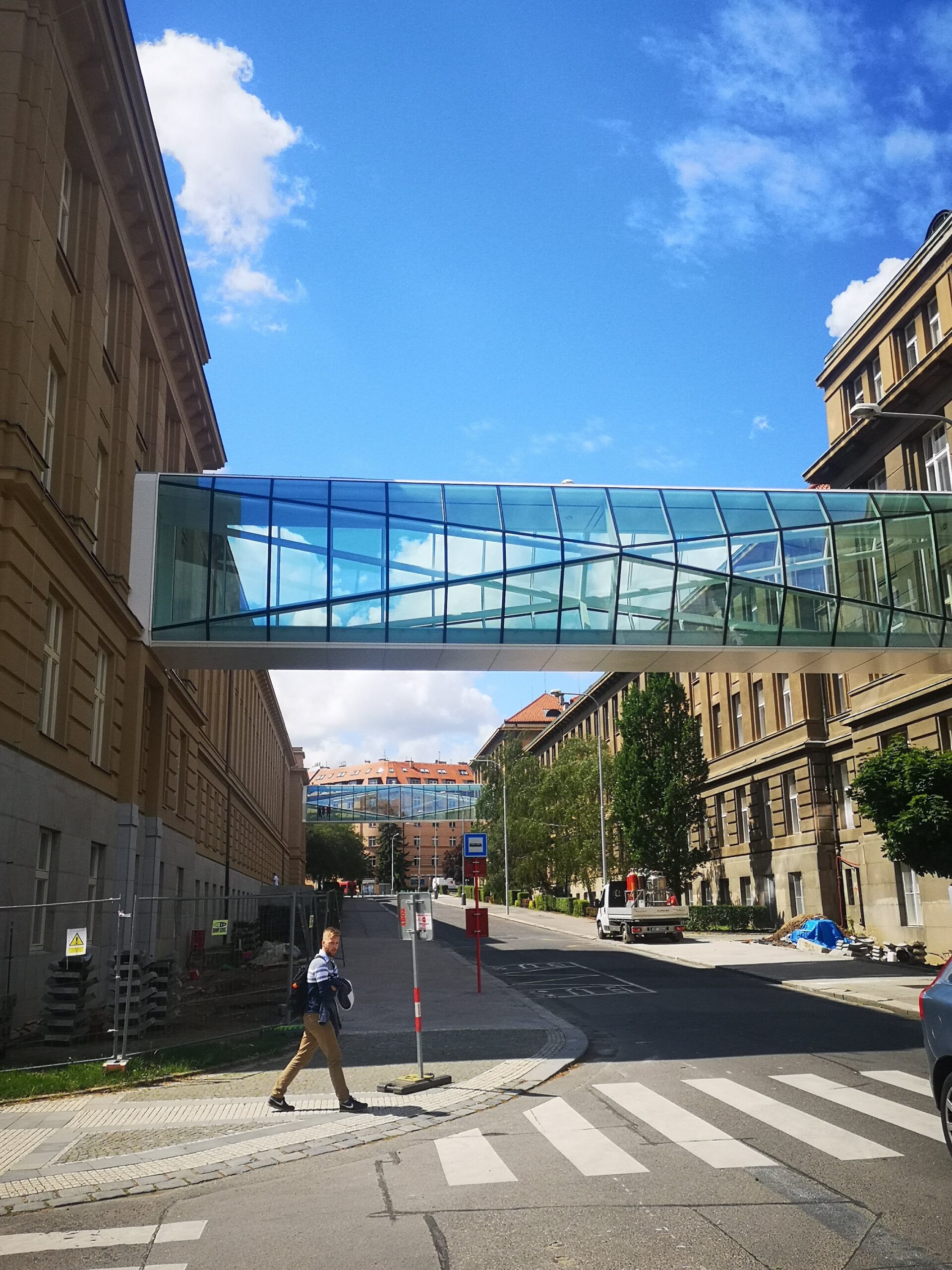 Oprava fasády VŠCHT po propojení lávkami
