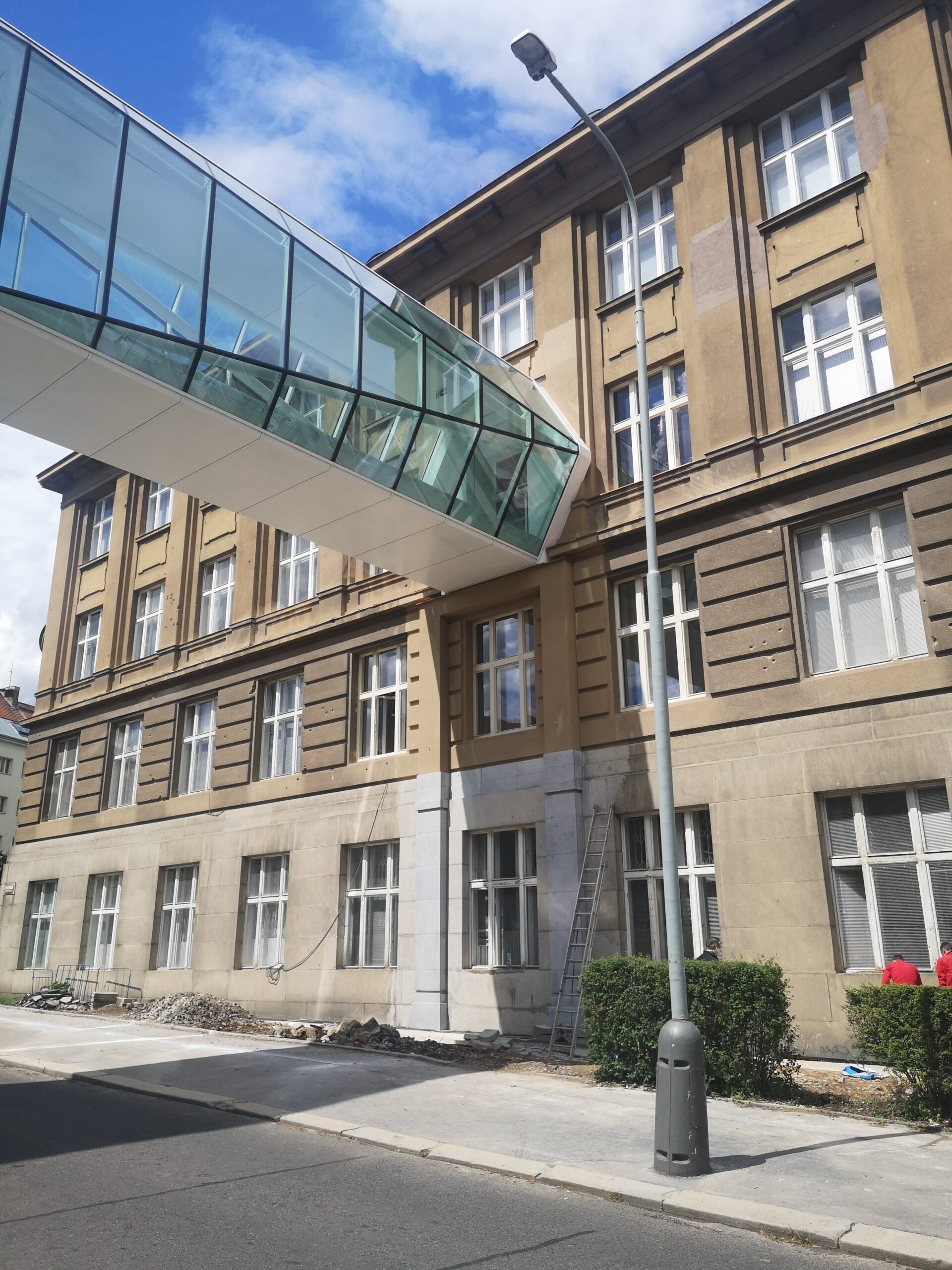Oprava fasády VŠCHT po propojení lávkami