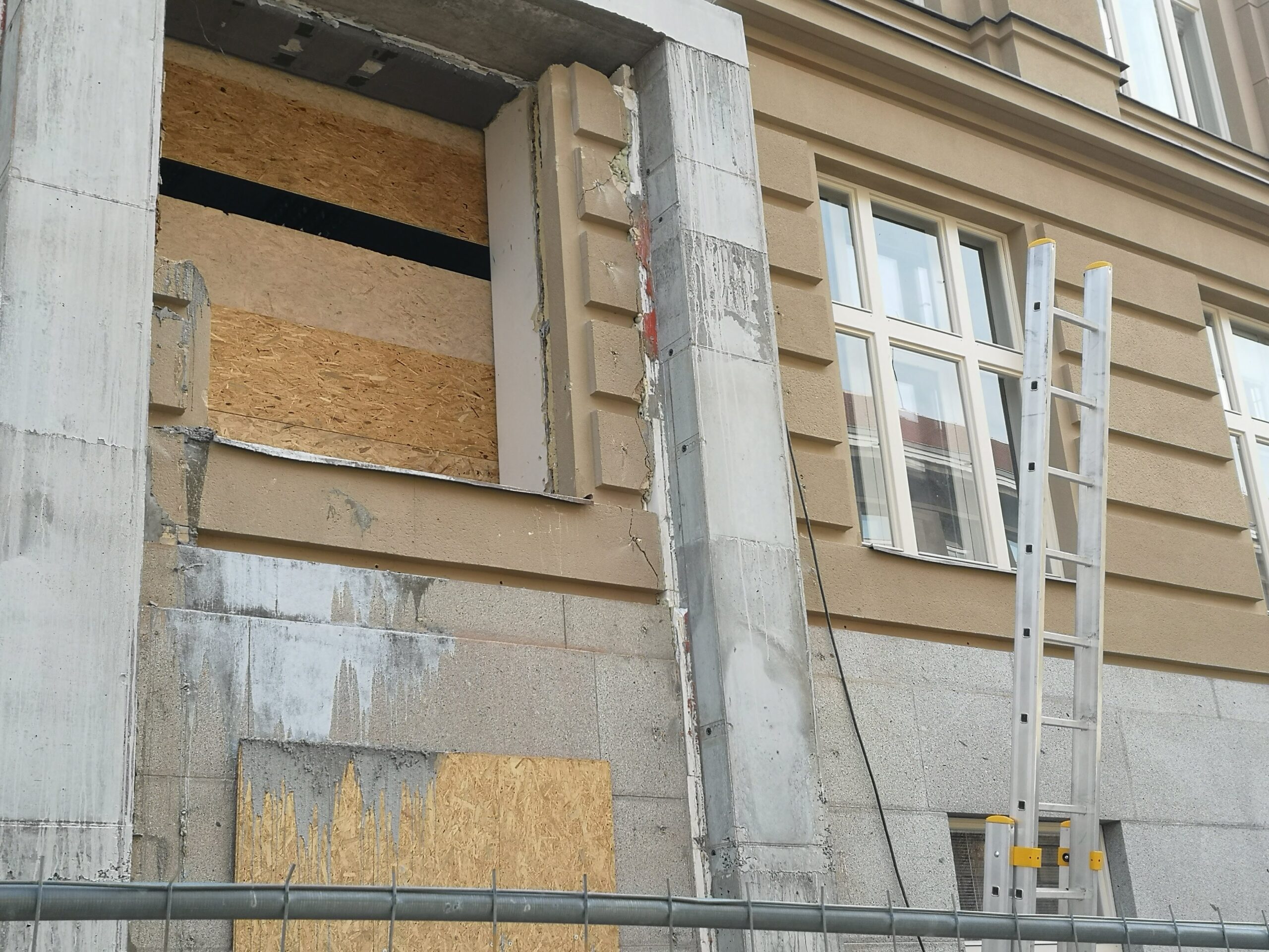 Oprava fasády VŠCHT po propojení lávkami