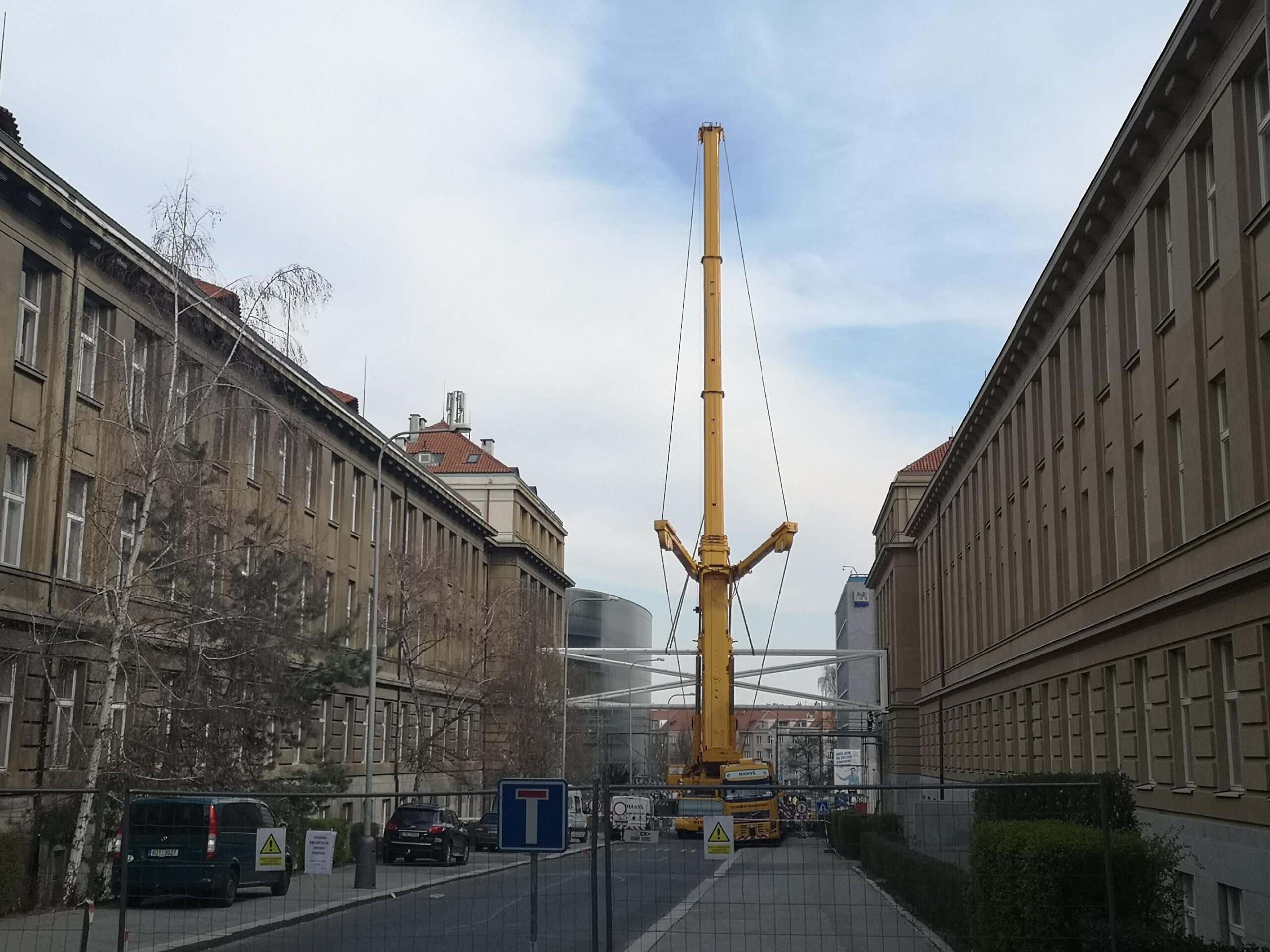 Oprava fasády VŠCHT po propojení lávkami